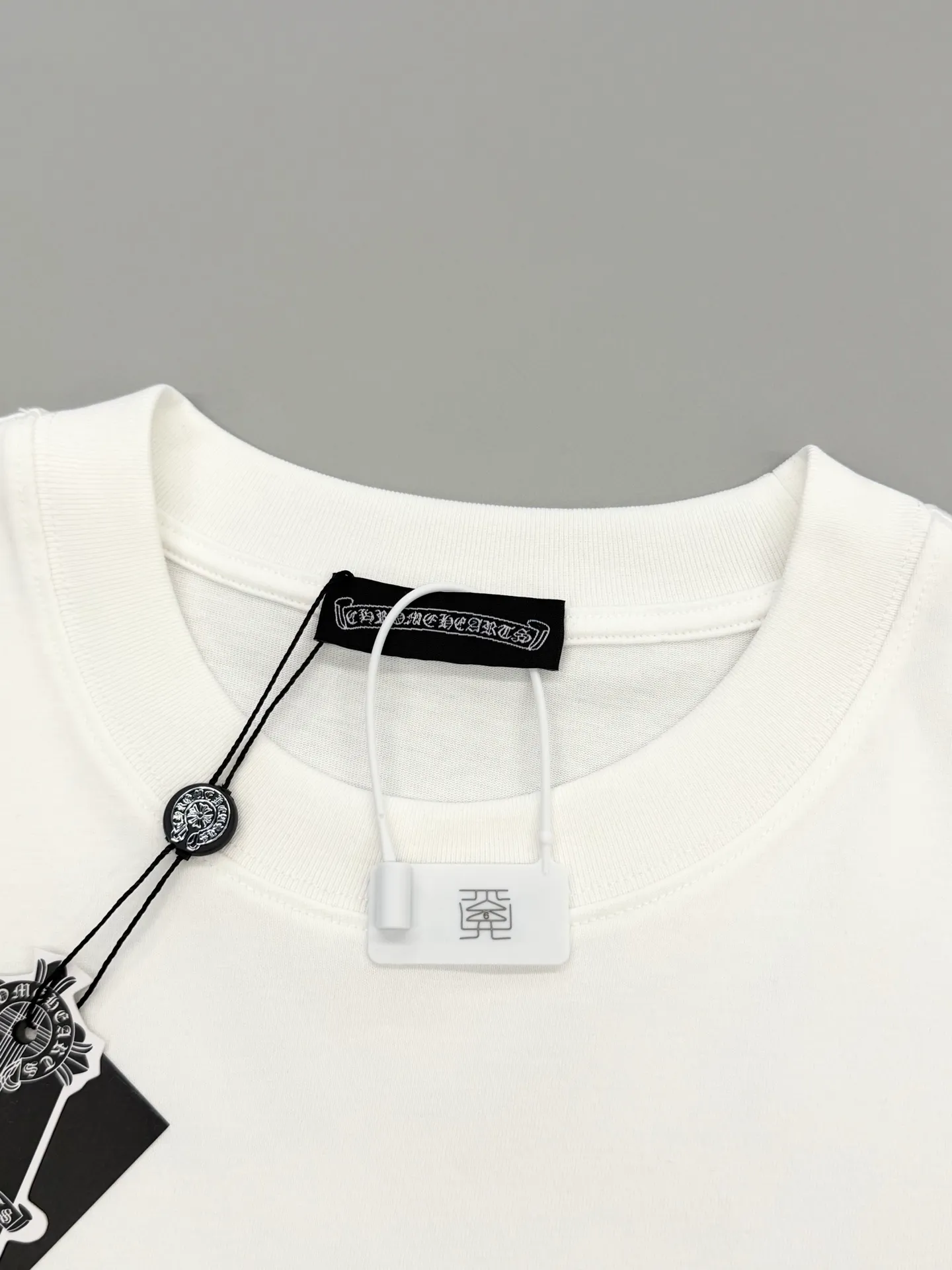 P170 [High Quality] Chrome hearts embroidered front and back printing + embroidered horseshoe brand logo, front and back panels are designed with embroidery + printing + rivet embroidery heavy craftsmanship. High-end customized 32 count 280g fabric. Soft to the touch. Comfortable to wear. Exquisite stitching. Fine workmanship. The upper body effect is incomparably handsome! Same style for men and women 𝐂𝐎𝐋𝐎𝐔𝐑: White Black 𝐒𝐈𝐙𝐄: S-XL Size chart: S: Shoulder width 51-Bust 55-Length 70 M: Shoulder width 53-Bust 57-Length 72 L: Shoulder width 55-Bust 59-Length 74 XL: shoulder width 57-bust 61-length 76